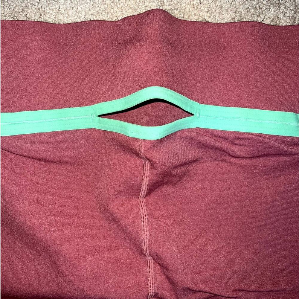 New Fabletics High-Waisted Sculptknit cut out back legging size L - Picture 10 of 10